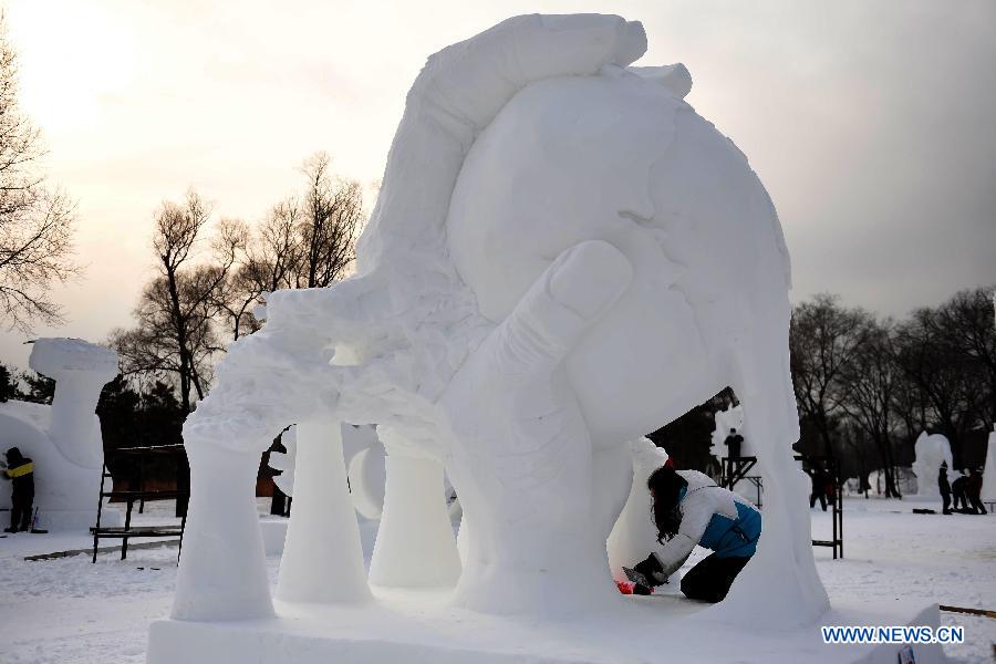 Britische Schneeskulptur erscheint auf der 20. Harbin International Snow Sculpture Contest in Harbin, die Hauptstadt der Provinz Heilongjiang in Nordostchina , 13.Januar.2015.