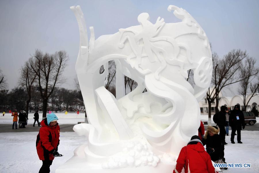 Schneeskulpteure aus Mongolei machen die Schneeskulptur auf der 20. Harbin Internationalen Schneeskulptur Konkurrenz in Harbin, die Hauptstadt der Provinz Heilongjiang in Nordostchina , 13.Januar.2015.