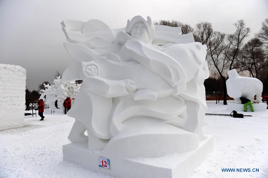 Eine Schneeskulptur von den russischen Schneeskulpteuren erscheint auf der 20. Harbin Internationalen Schneeskulptur Konkurrenz in Harbin, die Hauptstadt der Provinz Heilongjiang in Nordostchina , 13.Januar.2015.