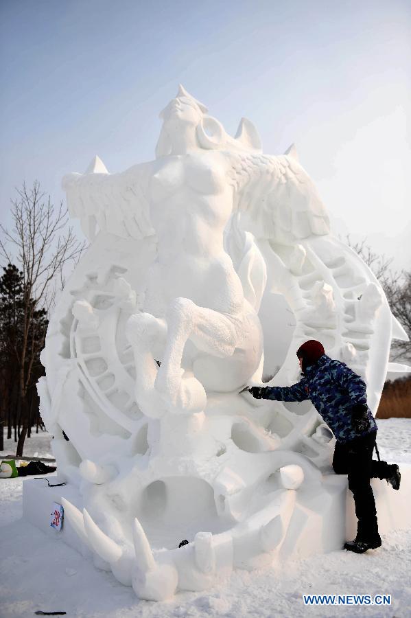 Ein chinesischer Schneeskulpteur macht die Schneeskulptur auf der 20. Harbin Internationalen Schneeskulptur Konkurrenz in Harbin, die Hauptstadt der Provinz Heilongjiang in Nordostchina , 13.Januar.2015.