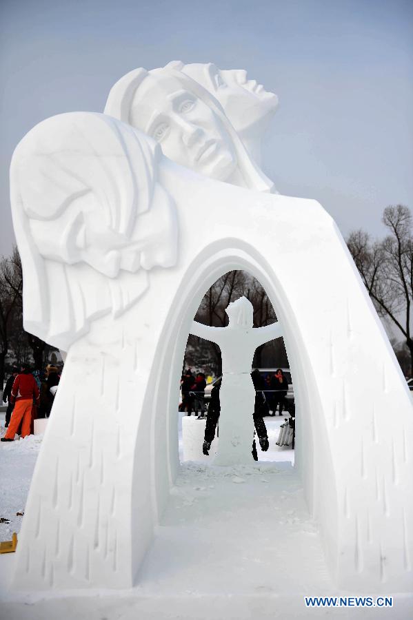 Eine lettische Schneeskulptur erscheint auf der 20. Harbin Internationalen Schneeskulptur Konkurrenz in Harbin, die Hauptstadt der Provinz Heilongjiang in Nordostchina , 13.Januar.2015.