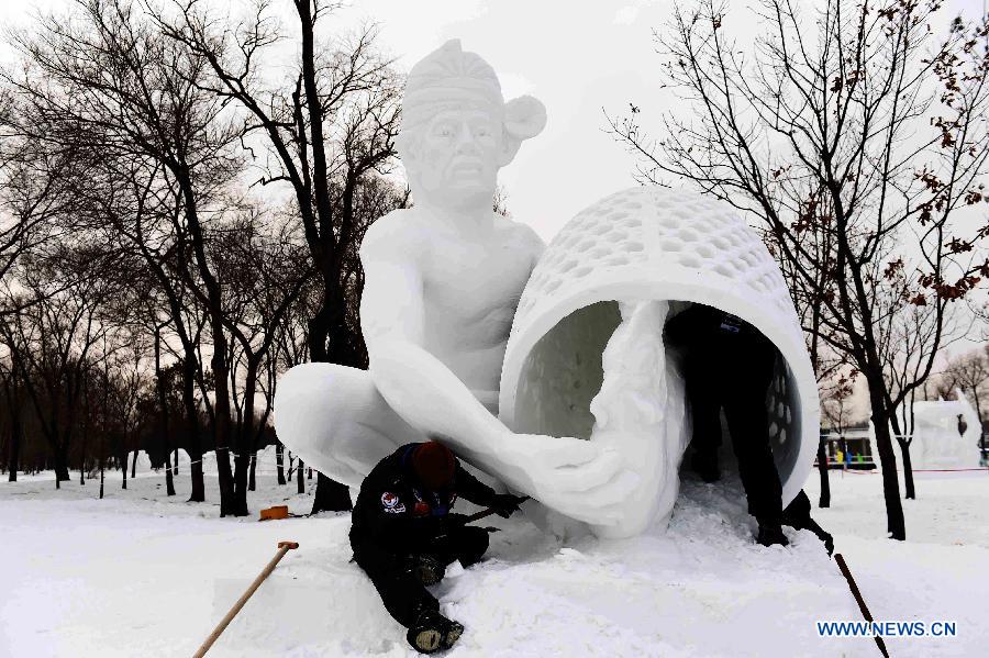 Schneeskulpteure aus Indonesien machen die Schneeskulptur auf der 20. Harbin Internationalen Schneeskulptur Konkurrenz in Harbin, die Hauptstadt der Provinz Heilongjiang in Nordostchina , 13.Januar.2015.