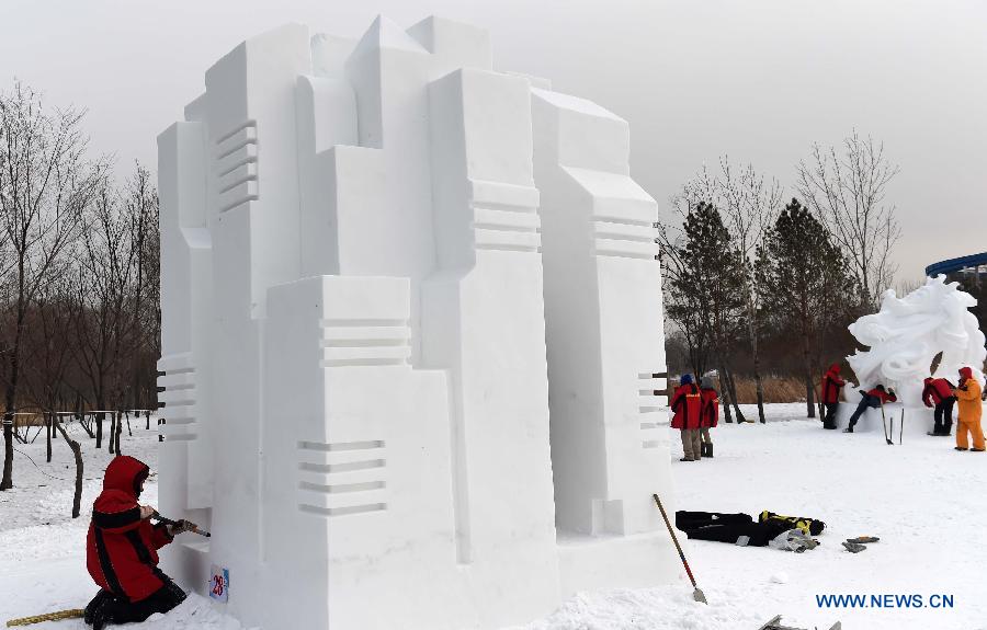 Ein Schneeskulpteur aus Russland macht die Schneeskulptur auf der 20. Harbin Internationalen Schneeskulptur Konkurrenz in Harbin, die Hauptstadt der Provinz Heilongjiang in Nordostchina , 13.Januar.2015.