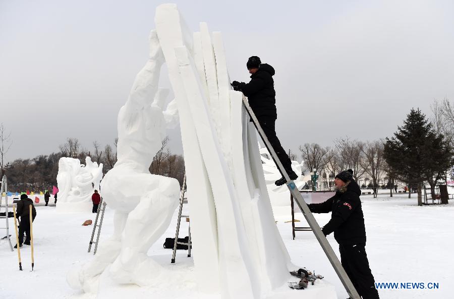 Polnische Schneeskulpteure machen die Schneeskulptur auf der 20. Harbin Internationalen Schneeskulptur Konkurrenz in Harbin, die Hauptstadt der Provinz Heilongjiang in Nordostchina , 13.Januar.2015.