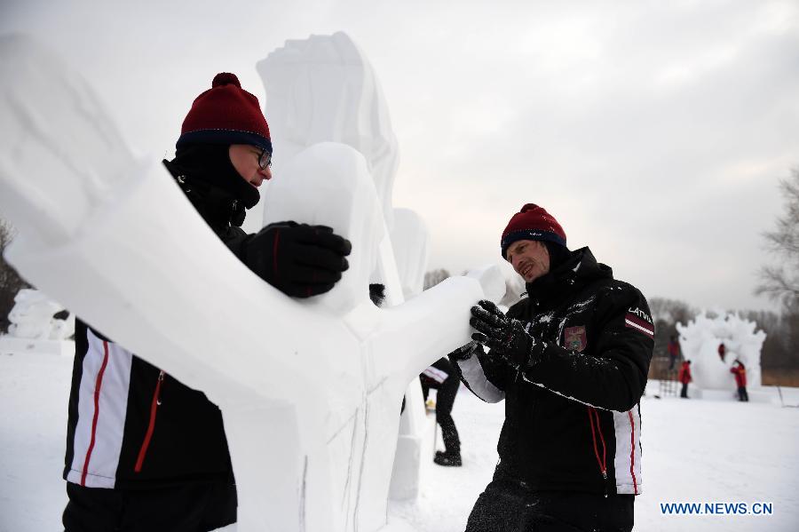 Schneeskulpteure aus Lettland machen die Schneeskulptur auf der 20. Harbin Internationalen Schneeskulptur Konkurrenz in Harbin, die Hauptstadt der Provinz Heilongjiang in Nordostchina , 13.Januar.2015.