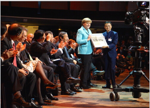 Neben Spitzenpolitikern wie Bundeskanzlerin Angela Merkel und Chinas Vizepremier Ma Kai nahm auch Jack Ma, Grnder und Chef der Alibaba Group, als erster chinesischer Unternehmer als Redner an der Erffnung der CeBIT teil.