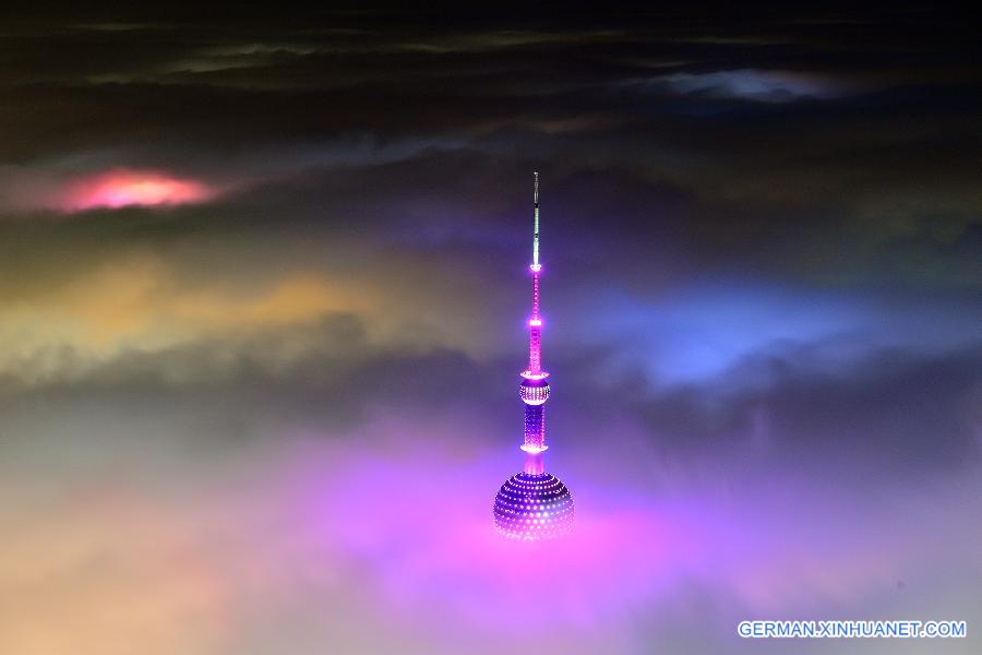 #CHINA-SHANGHAI-BUILDINGS IN FOG (CN)