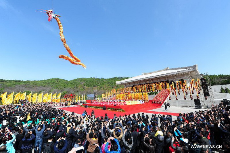 Eine Zeremonie wird zu Ehren von Huangdi, dem Gelben Kaiser, der als Vorfahre der chinesischen Nation gilt, zum Qingming-Festival im Kreis Huangling in der nordwestchinesischen Provinz Shaanxi abgehalten.