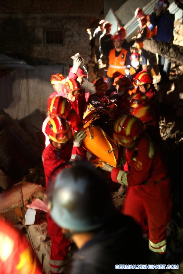 NEPAL-KATMANDU-CHINA-RESCUE TEAM-SURVIVOR