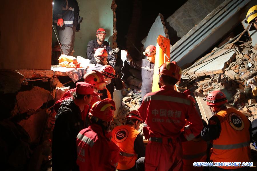 NEPAL-KATMANDU-CHINA-RESCUE TEAM-SURVIVOR