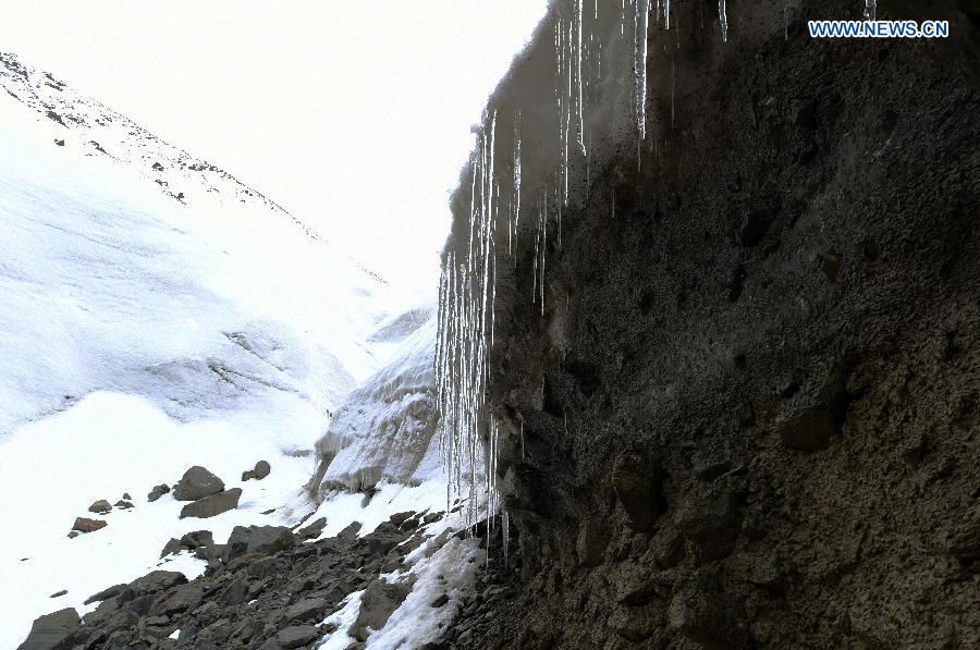 Glaciers on Qilian Mountains have shrunk 36 square kilometers over the past 10 years, and the altitudes of terminal and snow line have risen on average 2-6.5 meters per year.