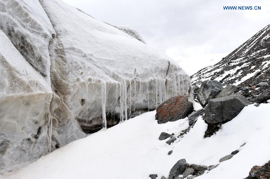 Glaciers on Qilian Mountains have shrunk 36 square kilometers over the past 10 years, and the altitudes of terminal and snow line have risen on average 2-6.5 meters per year.