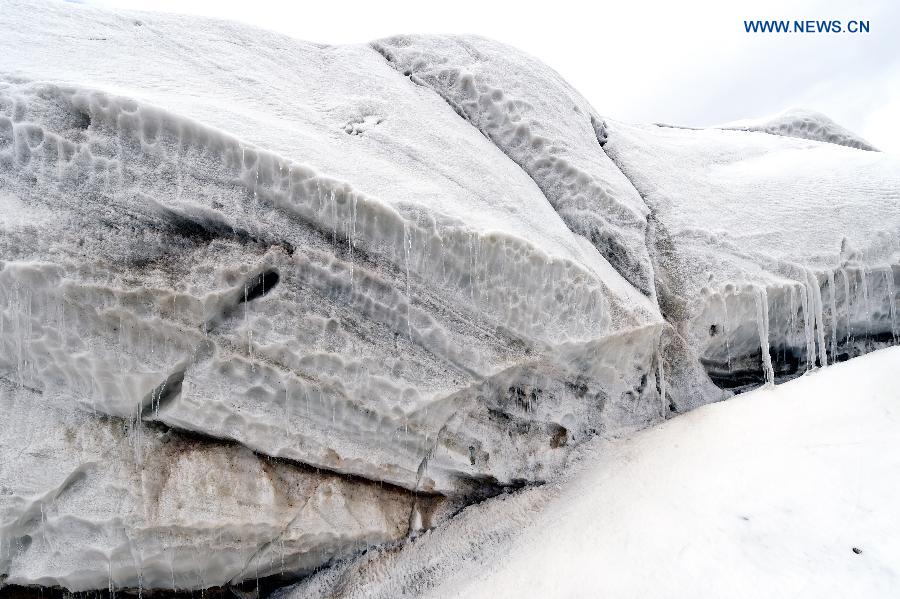 Glaciers on Qilian Mountains have shrunk 36 square kilometers over the past 10 years, and the altitudes of terminal and snow line have risen on average 2-6.5 meters per year.