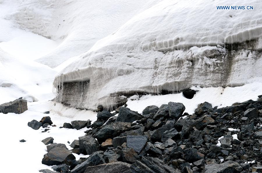 Glaciers on Qilian Mountains have shrunk 36 square kilometers over the past 10 years, and the altitudes of terminal and snow line have risen on average 2-6.5 meters per year.