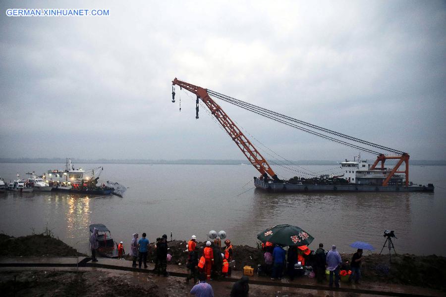 #CHINA-HUBEI-JINGZHOU-SINKING SHIP-RESCUE (CN)