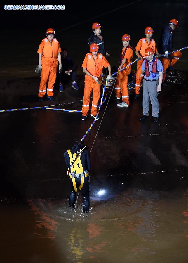 CHINA-HUBEI-JIANLI-SINKING SHIP-RESCUE (CN)