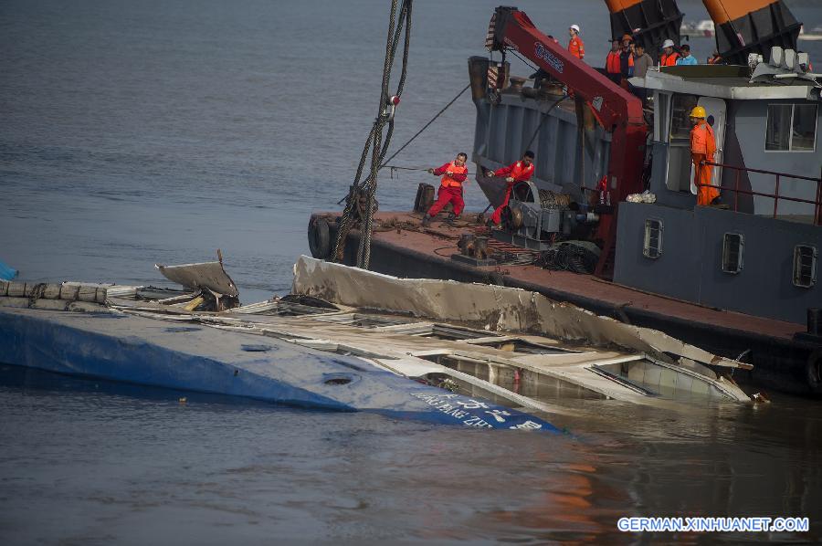 [FOCUS]CHINA-HUBEI-SHIP SINKING-RESCUE (CN)