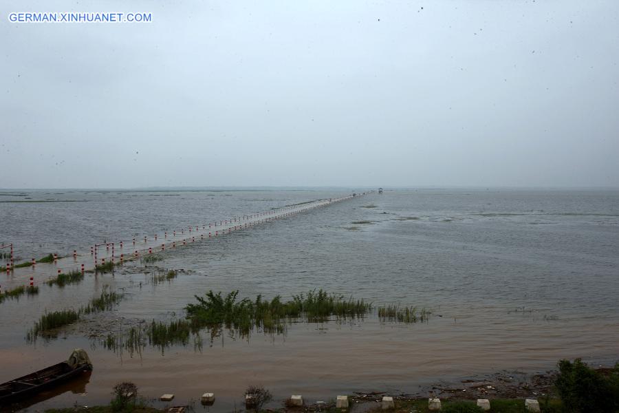 CHINA-JIANGXI-POYANG LAKE-ROAD-FLOOD (CN)