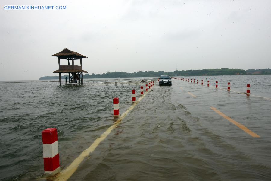 CHINA-JIANGXI-POYANG LAKE-ROAD-FLOOD (CN)