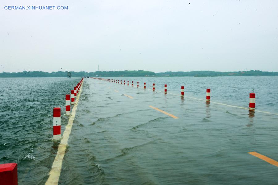 CHINA-JIANGXI-POYANG LAKE-ROAD-FLOOD (CN)