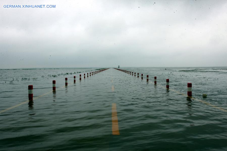 CHINA-JIANGXI-POYANG LAKE-ROAD-FLOOD (CN)