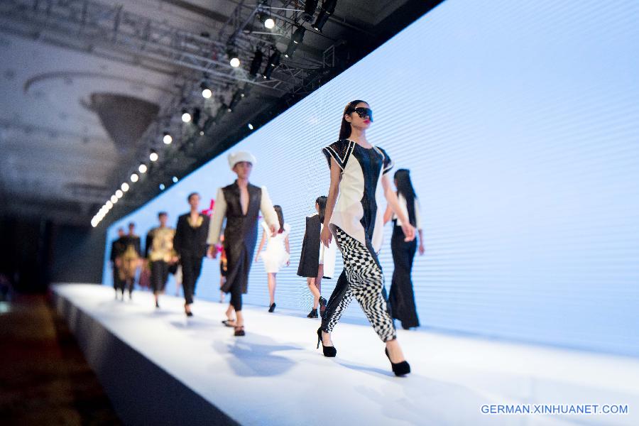 #CHINA-WUHAN-GRADUATES-FASHION SHOW(CN)