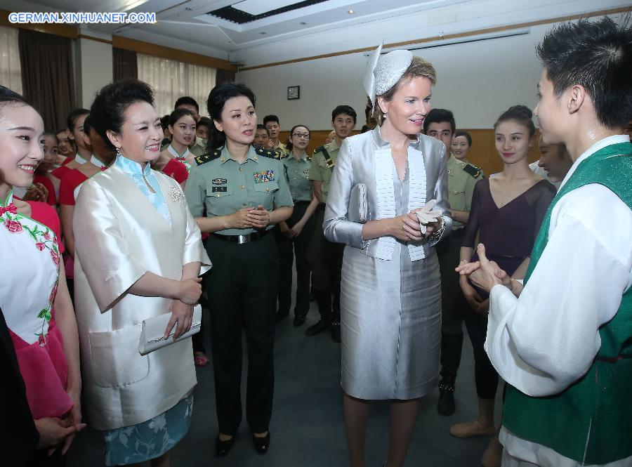 CHINA-BEIJING-PENG LIYUAN-QUEEN MATHILDE OF BELGIUM-SCHOOL-VISIT (CN)