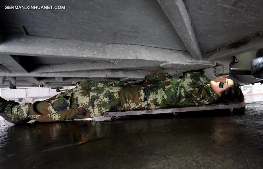 CHINA-YUNNAN-DEHONG-ANTI-DRUG FEMALE SOLDIER(CN)