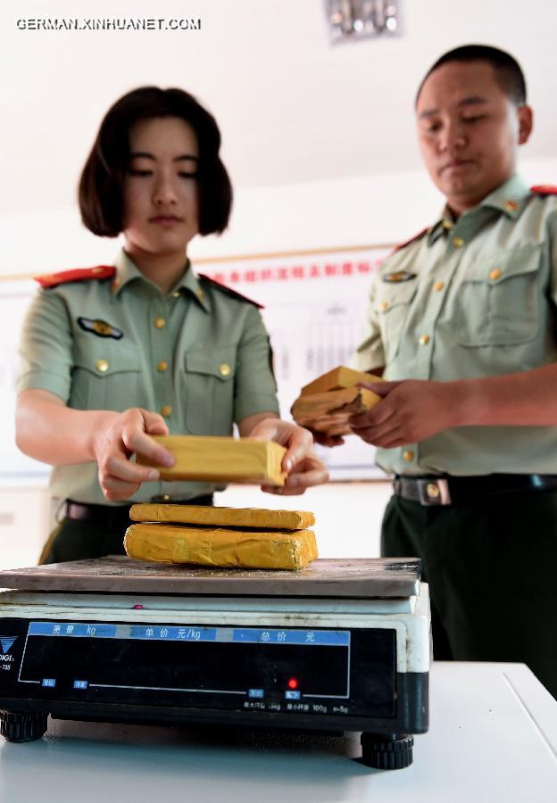 CHINA-YUNNAN-DEHONG-ANTI-DRUG FEMALE SOLDIER(CN)