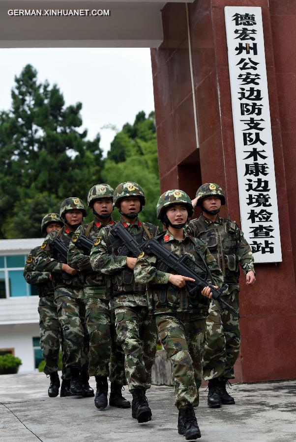 CHINA-YUNNAN-DEHONG-ANTI-DRUG FEMALE SOLDIER(CN)