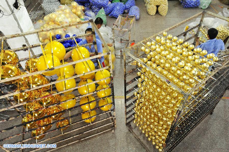 CHINA-ZHEJIANG-YIWU-CHRISTMAS COMMODITY-PEAK SEASON (CN)