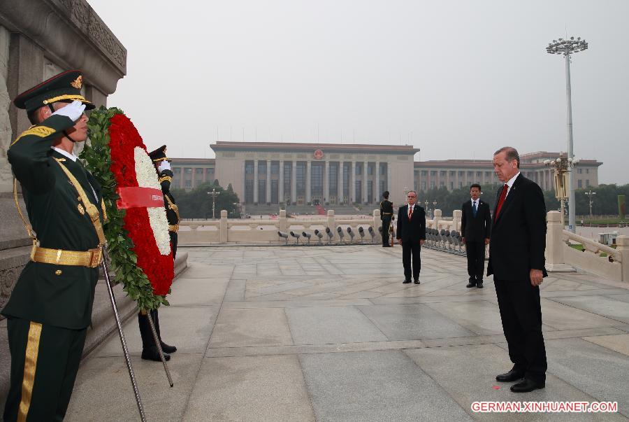 CHINA-TURKEY-PRESIDENT-MONUMENT TO THE PEOPLE'S HEROES-WREATH (CN)