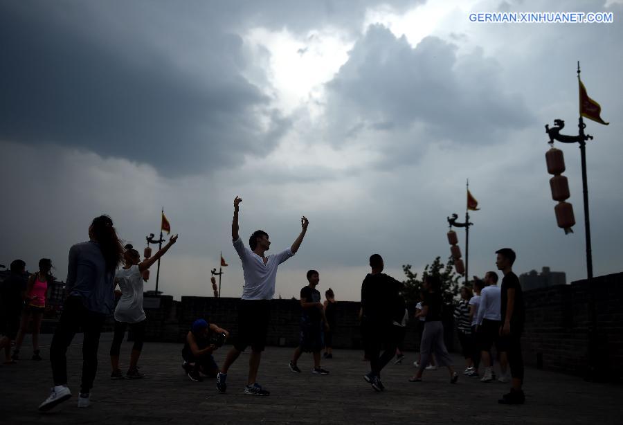 CHINA-XI'AN-CITY WALL-FLASH MOB (CN)