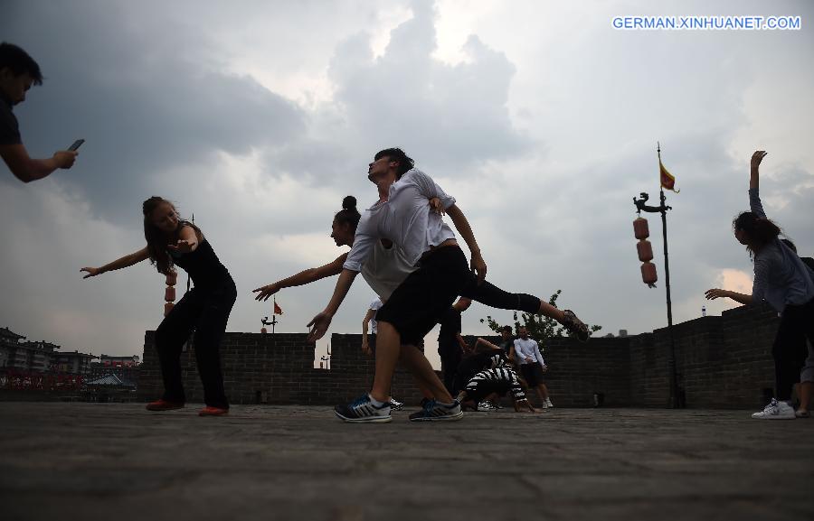 CHINA-XI'AN-CITY WALL-FLASH MOB (CN)