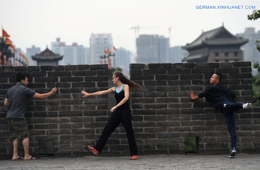 CHINA-XI'AN-CITY WALL-FLASH MOB (CN)