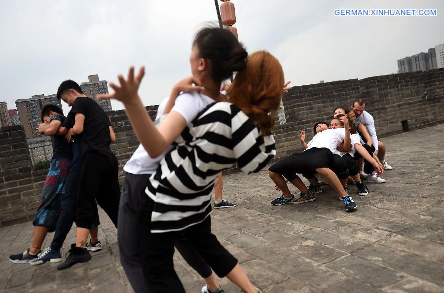 CHINA-XI'AN-CITY WALL-FLASH MOB (CN)