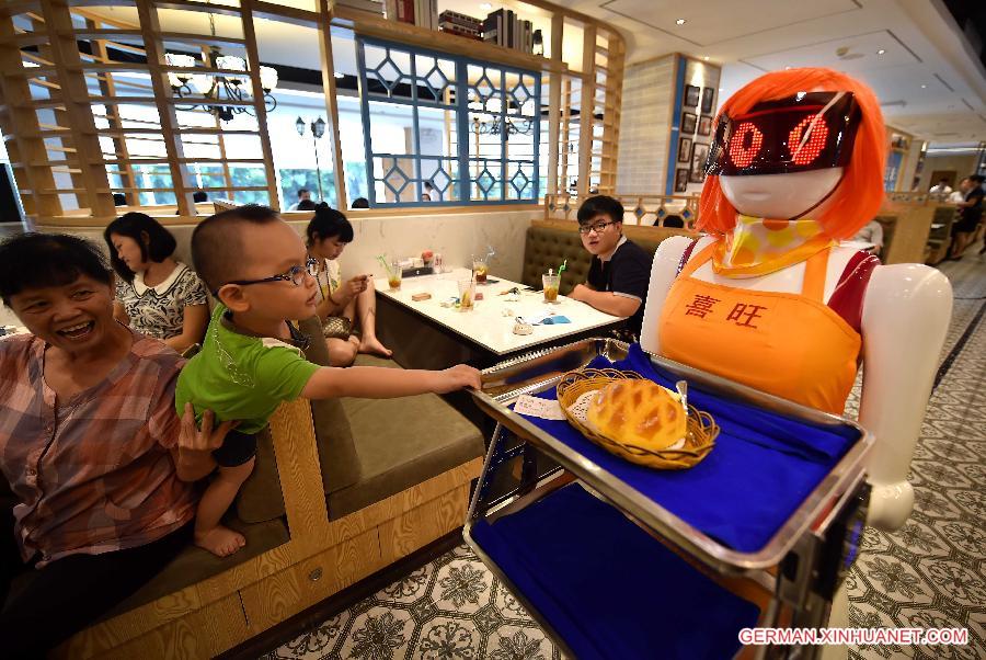 CHINA-HAINAN-HAIKOU-ROBOT WAITER (CN)