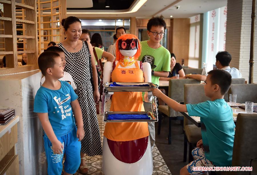 CHINA-HAINAN-HAIKOU-ROBOT WAITER (CN)