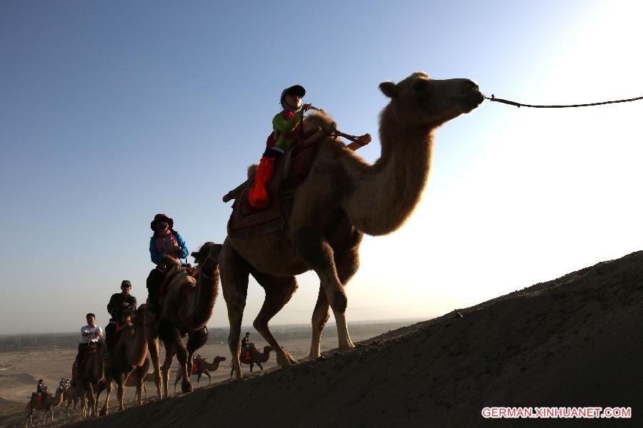 #CHINA-GANSU-DUNHUANG-DESERT-VISITORS(CN)