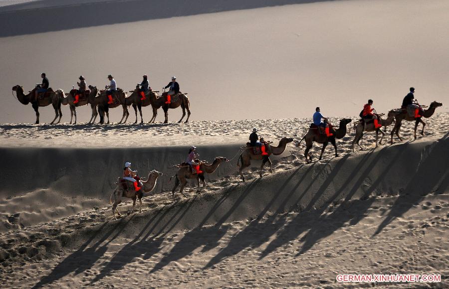 #CHINA-GANSU-DUNHUANG-DESERT-VISITORS(CN)