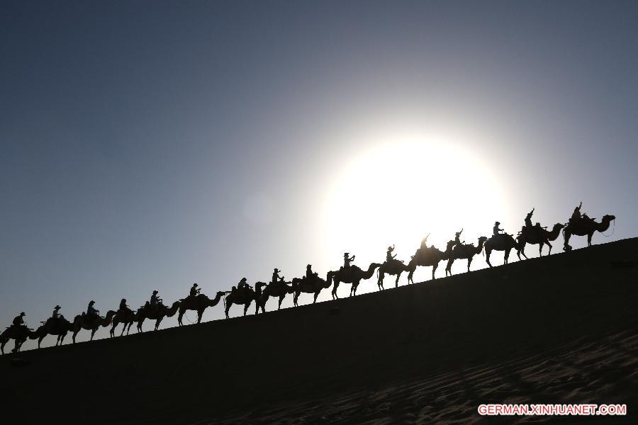 #CHINA-GANSU-DUNHUANG-DESERT-VISITORS(CN)