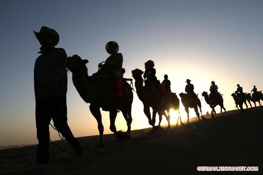 #CHINA-GANSU-DUNHUANG-DESERT-VISITORS(CN)