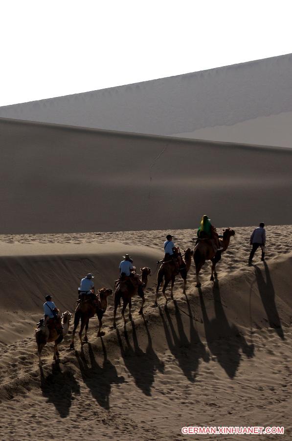 #CHINA-GANSU-DUNHUANG-DESERT-VISITORS(CN)