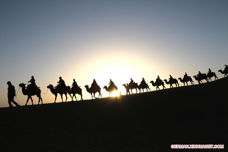 #CHINA-GANSU-DUNHUANG-DESERT-VISITORS(CN)