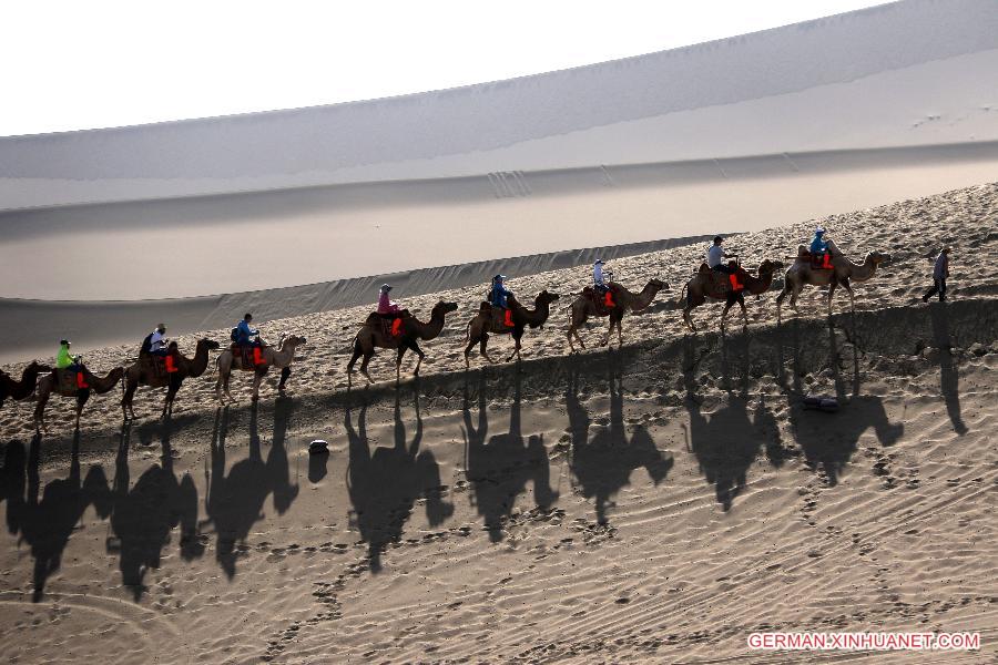 #CHINA-GANSU-DUNHUANG-DESERT-VISITORS(CN)