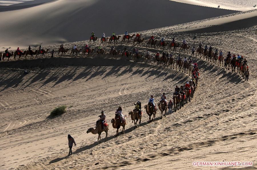 #CHINA-GANSU-DUNHUANG-DESERT-VISITORS(CN)