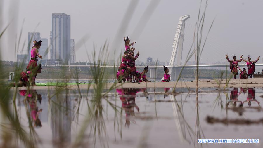 (SP)CHINA-ORDOS-NATIONAL ETHNIC GAMES-SINGLE BAMBOO DRIFTING PERFORMANCE(CN)