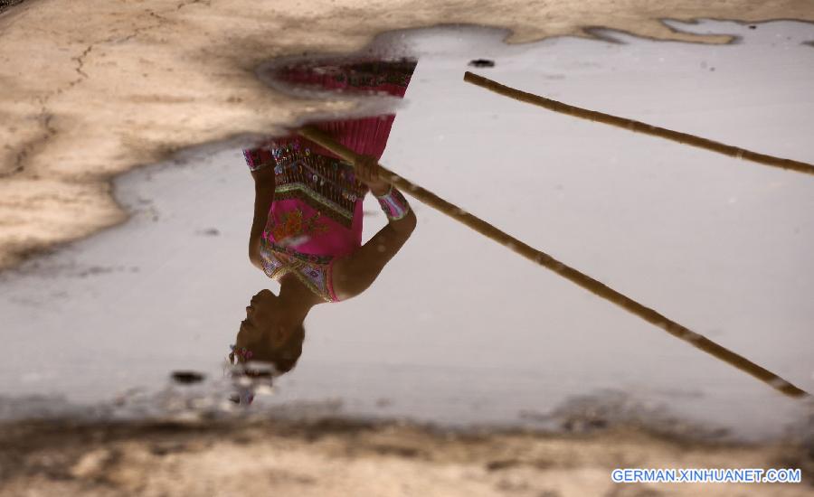 (SP)CHINA-ORDOS-NATIONAL ETHNIC GAMES-SINGLE BAMBOO DRIFTING PERFORMANCE(CN)