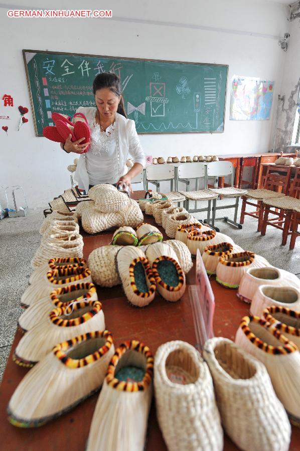 CHINA-JILIN-CHANGCHUN-HANDICRAFT-MAIZE LEAVES (CN)