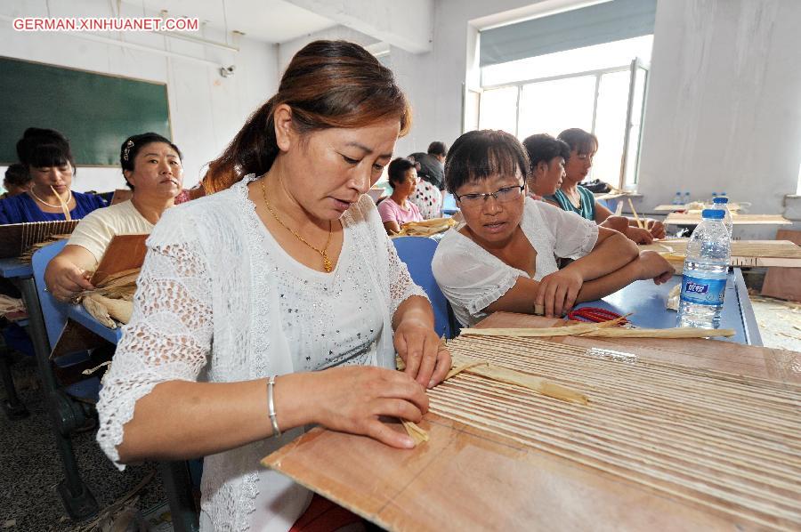 CHINA-JILIN-CHANGCHUN-HANDICRAFT-MAIZE LEAVES (CN)